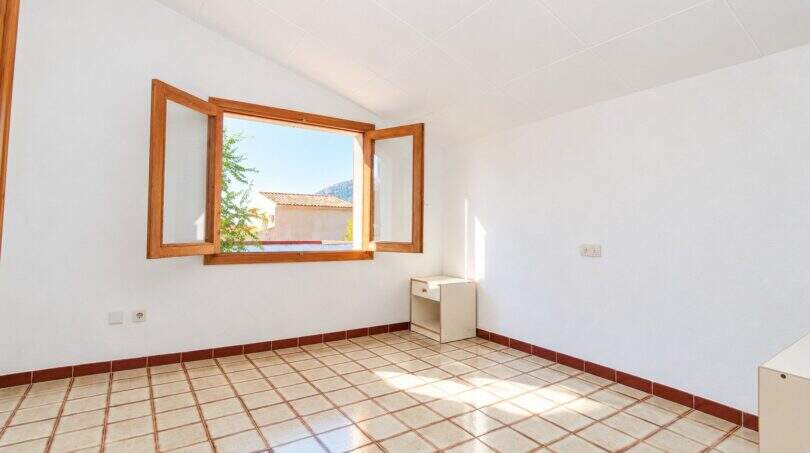 Helles Zimmer mit Ausblick - Holzfenster mit Bergpanorama und optimale Lichtzufuhr