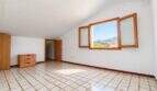 Dachgeschoss-Zimmer mit Panoramafenstern und freiem Bergblick