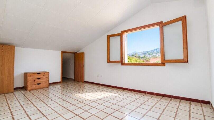 Dachgeschoss-Zimmer mit Panoramafenstern und freiem Bergblick
