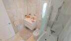 Modernes Badezimmer mit Badewanne, Bidet und Glasdusche in der Ferienwohnung über der Bucht von Cala Mandia