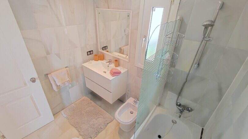 Modernes Badezimmer mit Badewanne, Bidet und Glasdusche in der Ferienwohnung über der Bucht von Cala Mandia