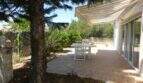 Überdachte Terrasse mit Markise, Gartenmöbeln und Baum beim Chalet in Portocolom, 100 m zum Hafen.