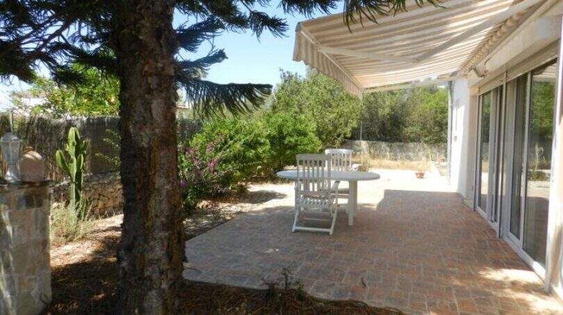 Überdachte Terrasse mit Markise, Gartenmöbeln und Baum beim Chalet in Portocolom, 100 m zum Hafen.