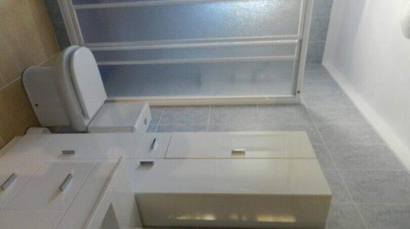 Modernes Badezimmer mit weißen Möbeln, Dusche und Badewanne im Chalet in Portocolom